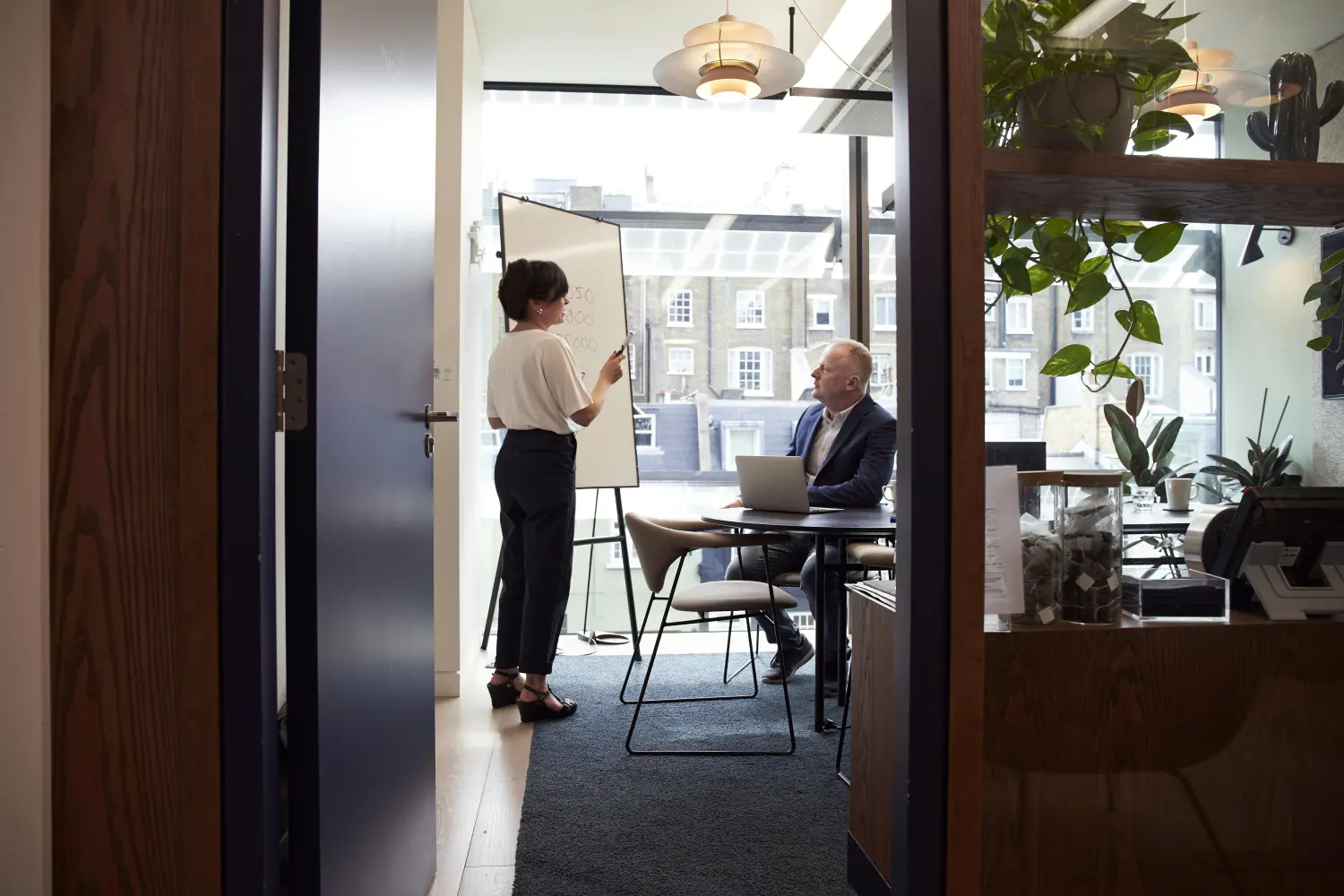 MGP Quality Consulting, 2 Personen diskutieren im Büro